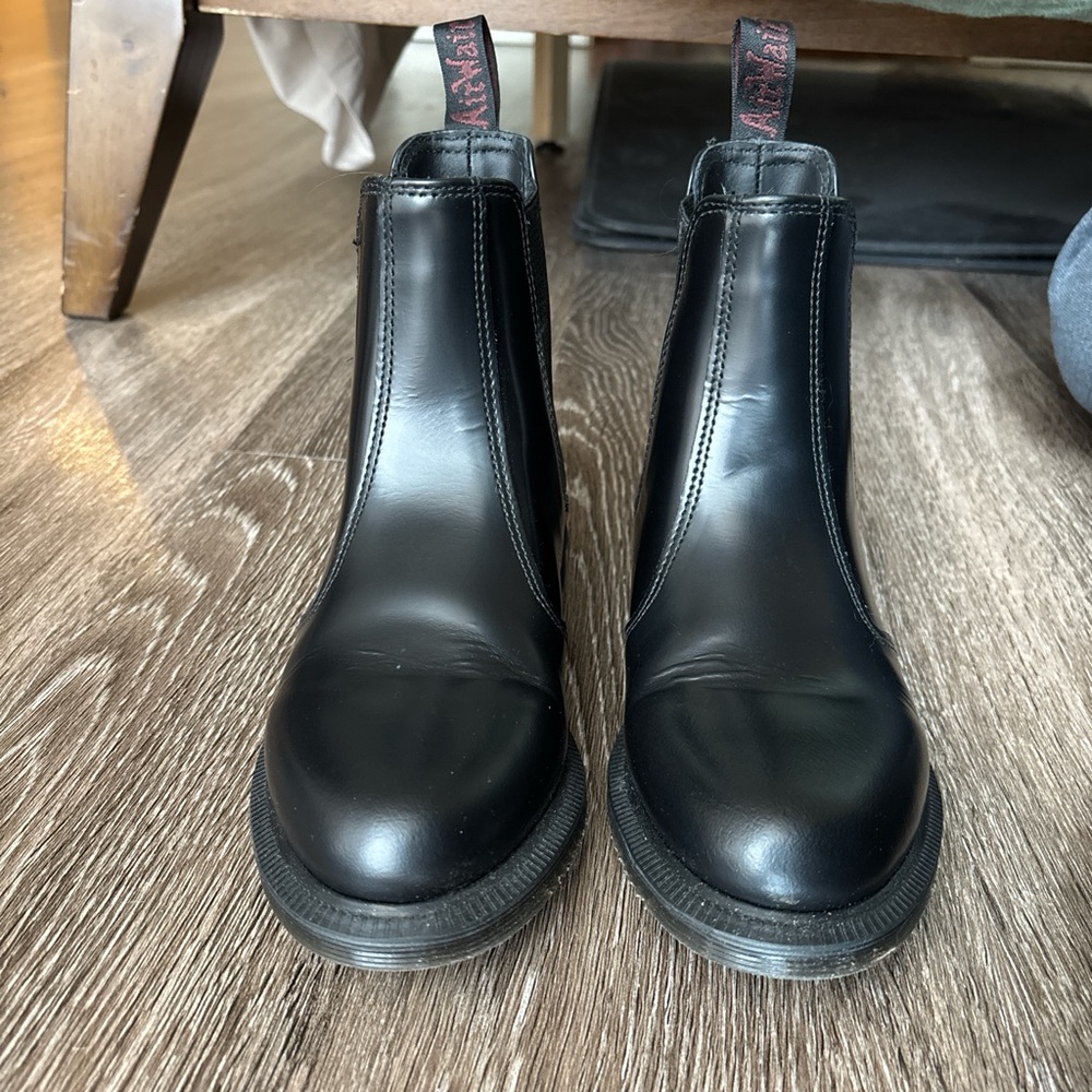 Dr. Martens Black Chelsea Boots Sleek Leather Design